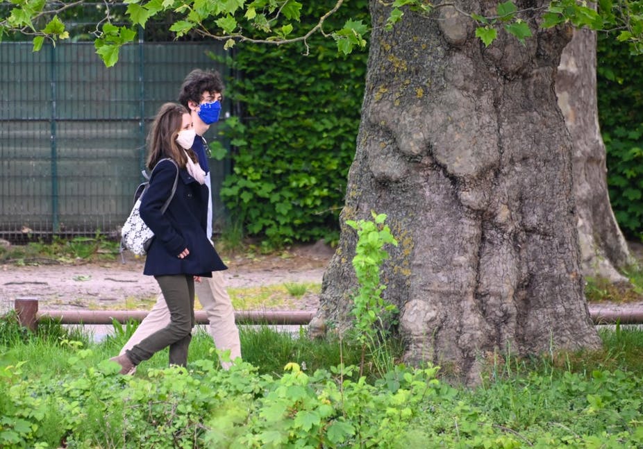Un couple se promène dans le parc du Bois de Boulogne, après que le maire de Lille ait annoncé la réouverture de certains parcs et jardins de la ville le 13 mai 2020. Denis Charlet/AFP