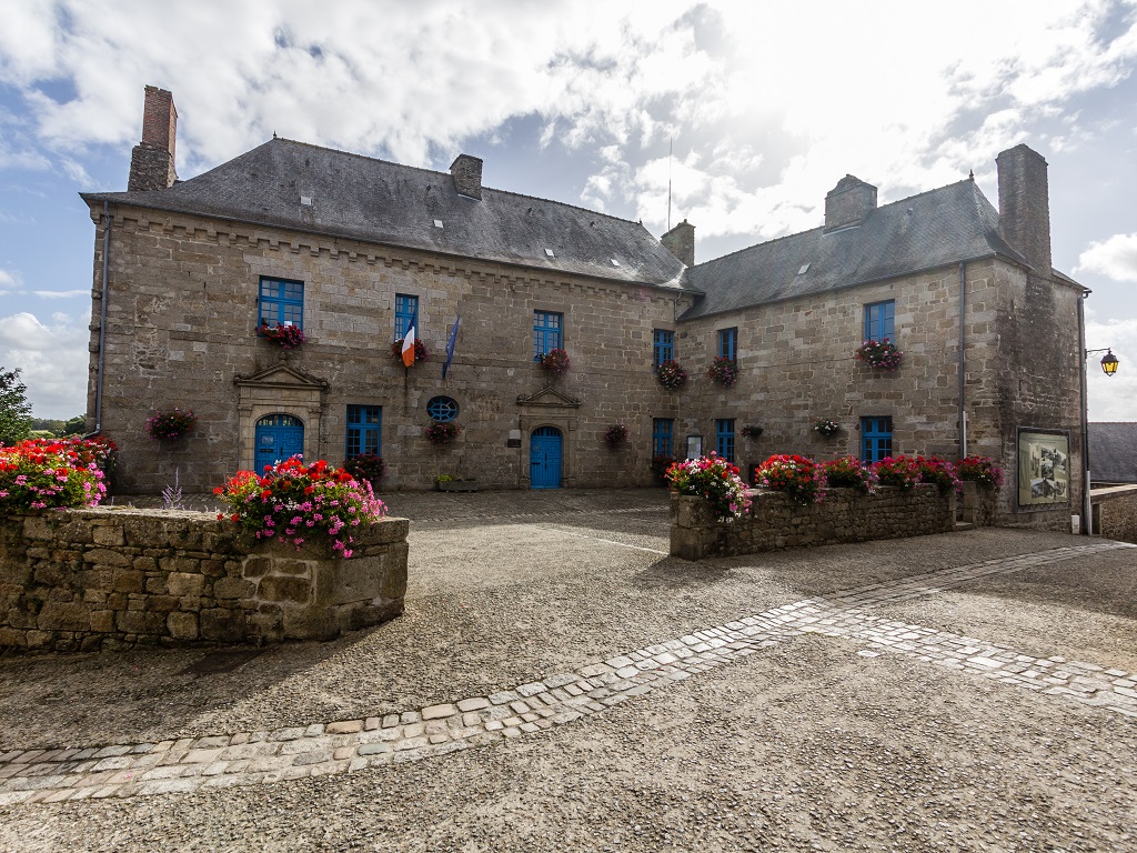 Les rues et venelles sont jalonnées d’hôtels particuliers en granit aux portes à frontons sculptés, de maisons à pans de bois à croix de Saint-André ou à motifs en feuilles de fougères, toutes bâties par les riches négociants d’alors - DR : Édouard Hue, Wikicommons