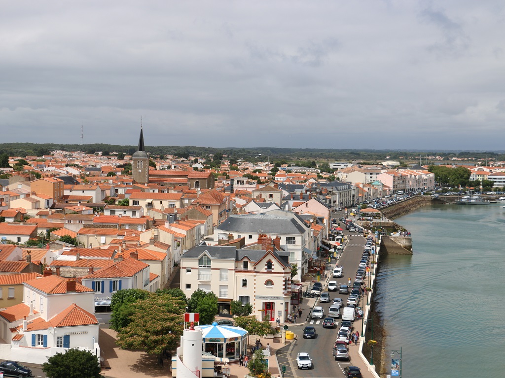 La Chaume, quartier de petites rues montantes à roses trémières, de maisons de marins, de jardins privatifs clos de murs en pierre de lest - DR : J.-F.R.
