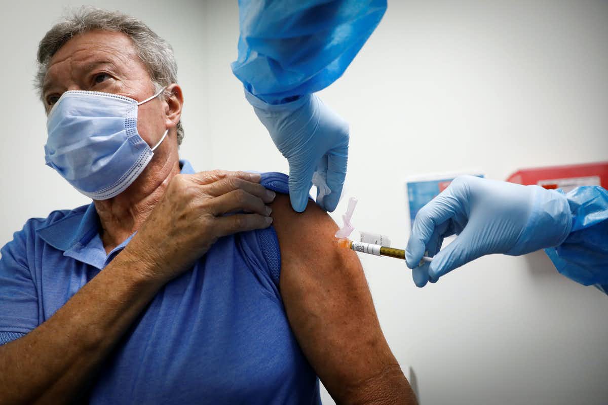 Le vaccin a été principalement testé chez les moins de 55 ans, il faut désormais savoir quelle est son efficacité chez les seniors. Vasilis Asvestas/Shutterstock