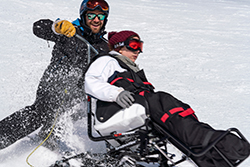 Pralognan-la-Vanoise (73) : activité hiver handicap © PY. Duval/Auvergne-Rhône-Alpes Tourisme