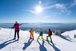 Ski en famille à Monts Jura (01) © www.TristanShu.com/Auvergne-Rhône-Alpes Tourisme
