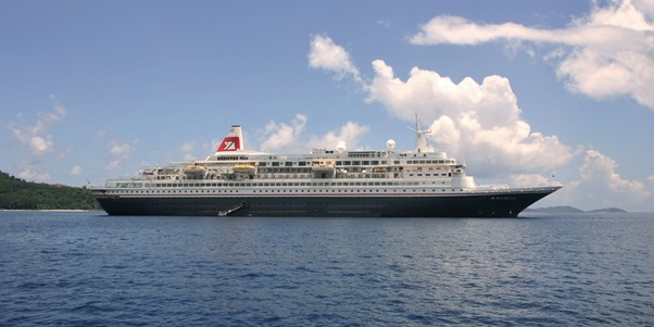 Le navire après allongement opérant sous le nom de black watch lors de son exploitation chez Fred Olson Cruises - DR