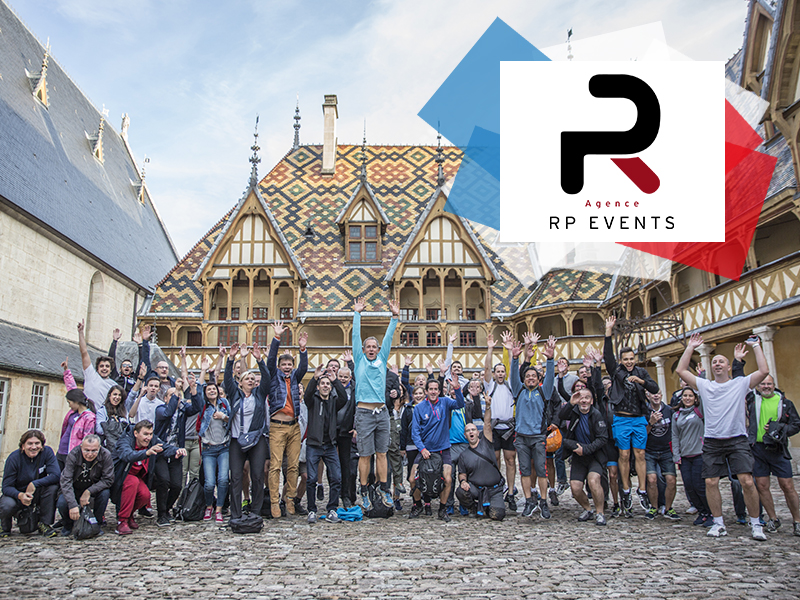 Groupe dans la cour des Hospices de Beaune - © Jérémy Joux pour Agence RP Events