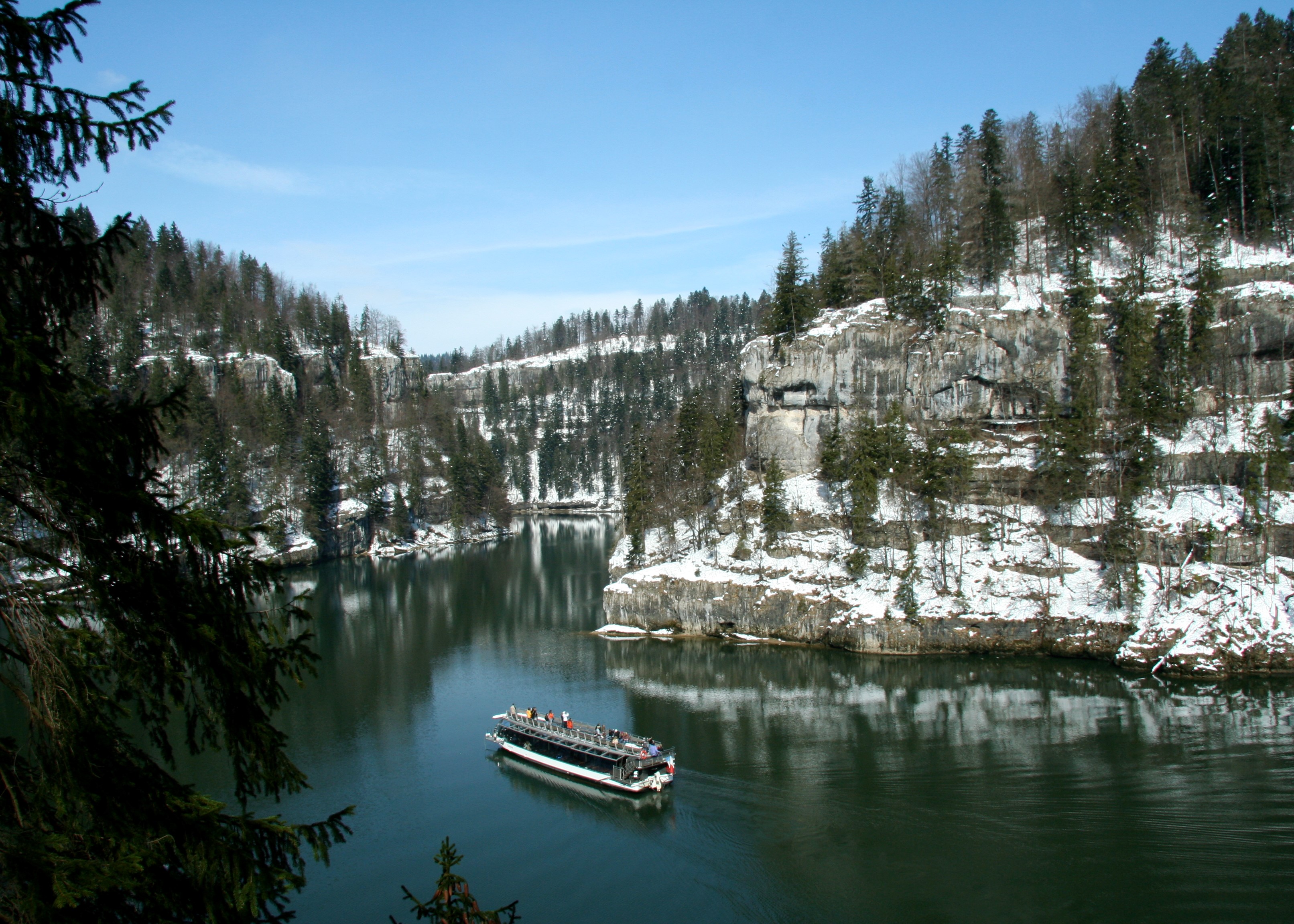 Croisière bateau dans les Bassins du Doubs - Photo  Christophe DROZ-BARTHOLET - Bateaux du Saut du Doubs / Bourgogne-Franche-Comté Tourisme