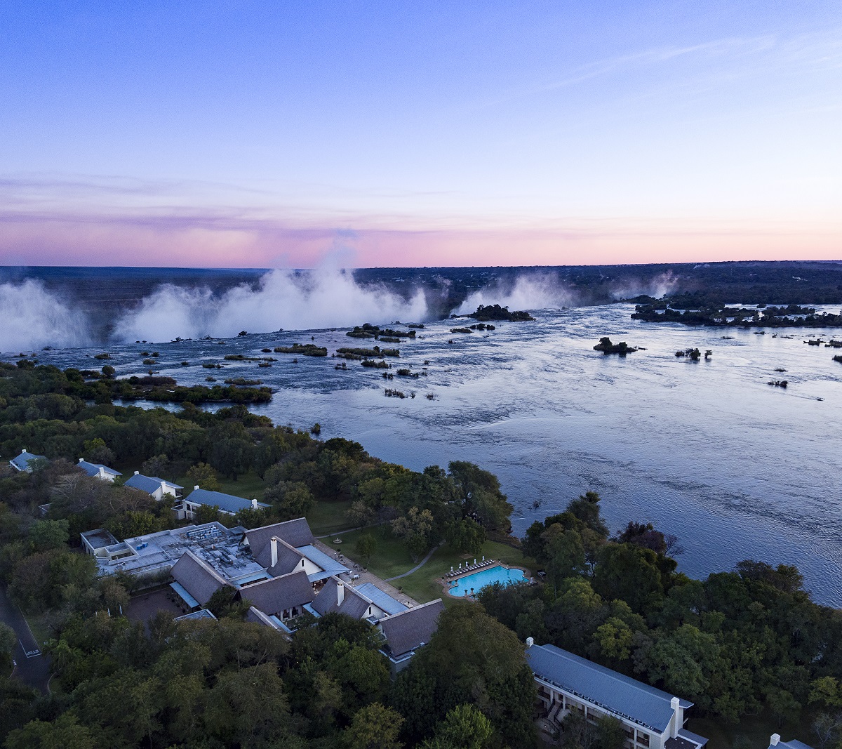 Vue imprenable sur les Chutes Victoria depuis  Le Royal Livingstone Victoria Falls Zambia Hotel by Anantara - DR