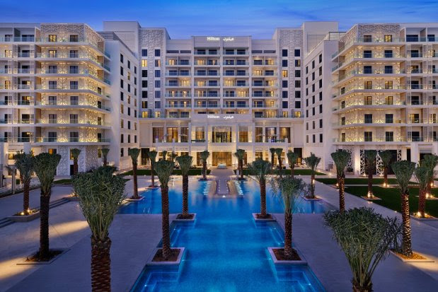 Le Hilton Abu Dhabi Yas Island propose un beach club sur la baie de Yas et abrite plusieurs restaurants et cafés, ou encore le bar lounge Osmo avec vue sur mer - DR : Hilton Abu Dhabi Yas Island