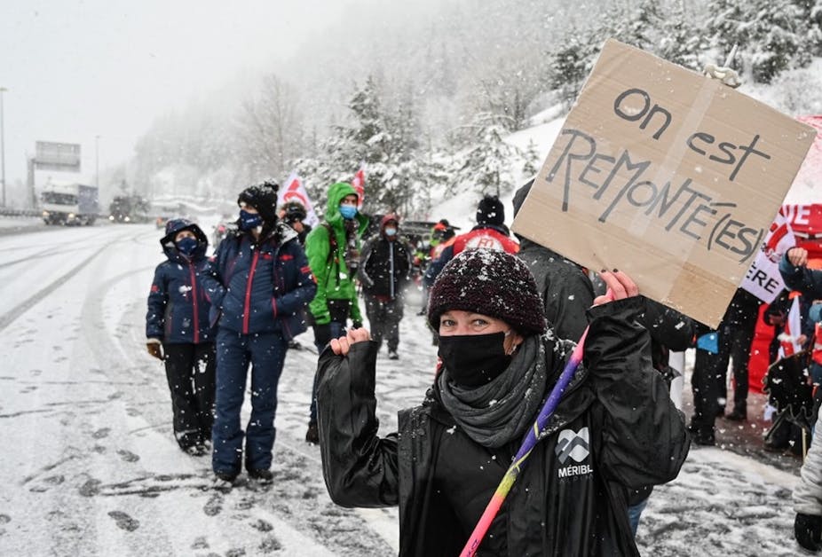 Les acteurs du secteur du ski bloquent la route vers le tunnel de Fréjus le 1er février 2021 pour protester contre les mesures du gouvernement. Philippe Desmazes/AFP