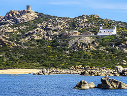 © La Corse des origines / Le phare de Senetosa, refuge des randonneurs du sentier du littoral