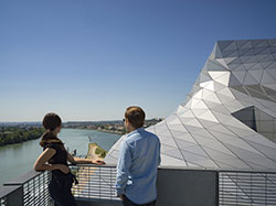 Sur la terrasse du Musée des Confluences, © A. Stenger/Auvergne-Rhône-Alpes Tourisme