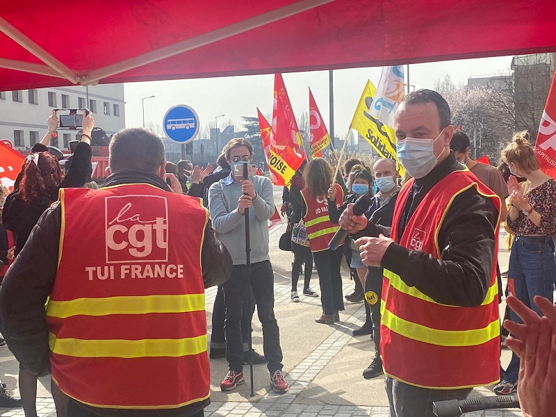 Une cinquantaine de personnes se sont mobilisées devant le Tribunal Administratif de Cergy, ce mardi 2 mars 2021, à l'appel de la CGT de TUI France - DR : CSE TUI France