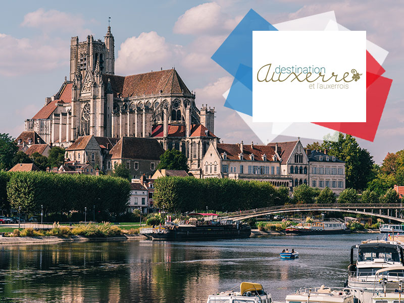 © Victor Lam / La cathédrale d’Auxerre et son port