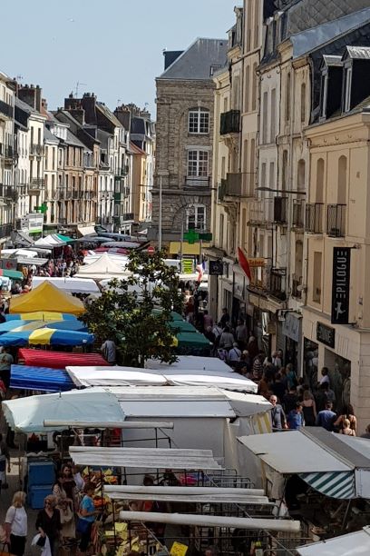 Le marché de Dieppe a été élu en 2020 "Plus beau marché de France". Il était déjà sur la 2e place du podium en 2019. Le samedi matin, il est le rendez-vous de tous les amoureux de produits frais et locaux, qu’ils viennent de la mer ou de la terre - DR : B. Collier