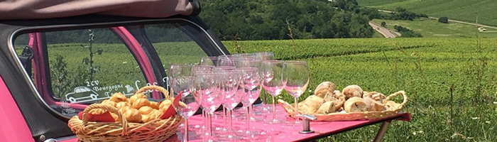 Apéritif sur le capot d’une 2CV au milieu des vignes de Bourgogne © 2CV Bourgogne Tours / Exclusive France Tours