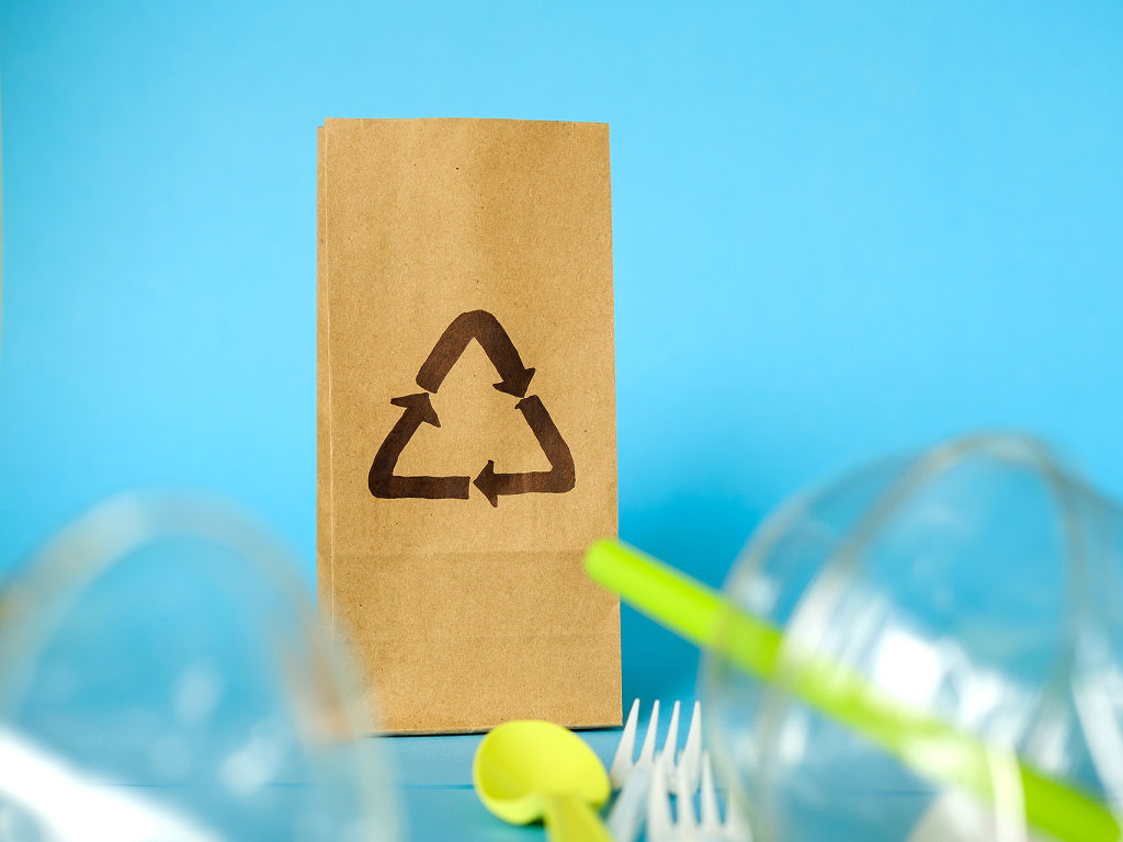 Le 1er janvier 2020, la France a officiellement commencé à bannir l’usage et la vente des plastiques à usage unique : cuillères, fourchettes, couteaux, assiettes en plastique... Le secteur de la restauration est l’un des secteurs les plus concernés. Le plastique ne coûte presque rien, mais il a un impact désastreux sur l'environnement. Peu recyclé il prend plus de 450 ans pour se biodégrader dans la nature. - Depositphotos.com skvalval