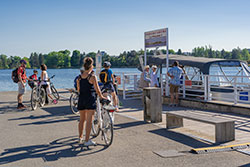 Vélo à Vichy sur les rives de l'Allier © D. Grudet / Auvergne-Rhône-Alpes Tourisme