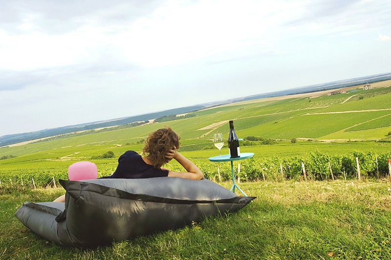 © Alain DOIRE / Bourgogne-Franche-Comté Tourisme - Apéritif dans le vignoble chablisien