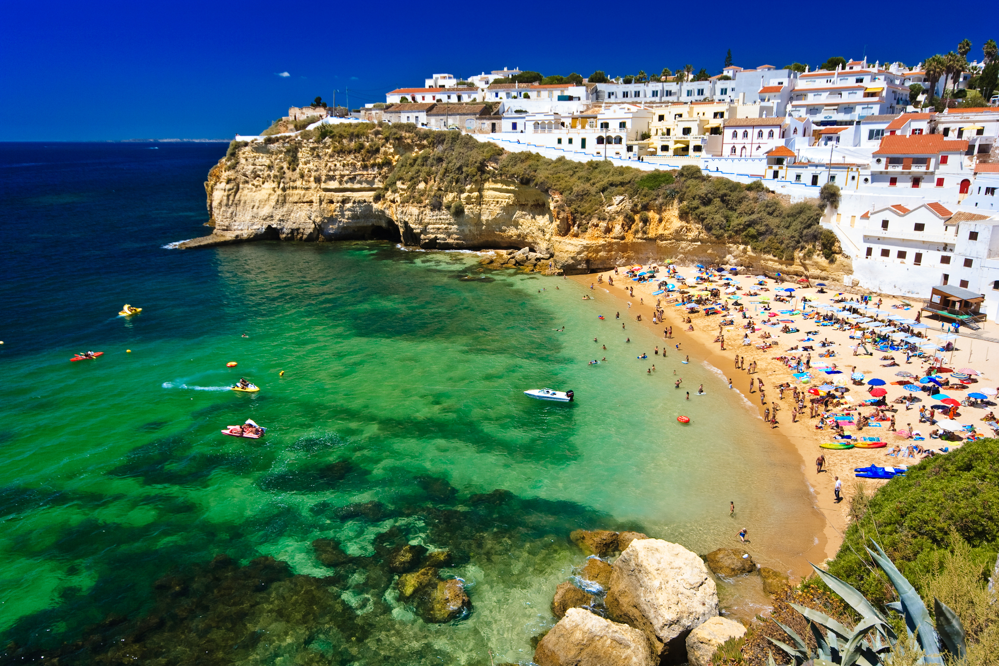 Les superbes plages de l'Algarve au Portugal. Attention car les contrôles à la frontière terrestre entre le Portugal et l’Espagne sont rétablis/crédit DepositPhoto