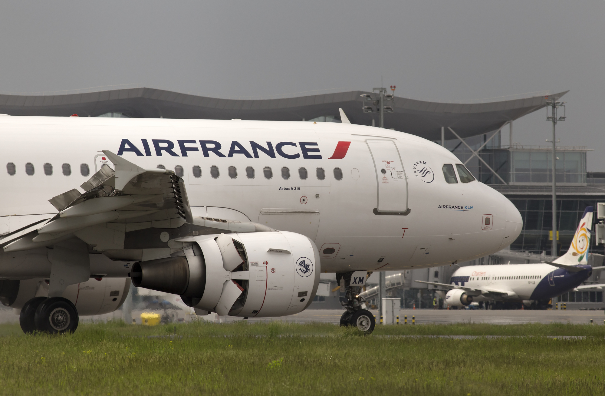 Empêtrée dans ses problématiques socio-syndicales, dans ses rachats hasardeux (Hop!) et dans ses initiatives (Joon) malheureuses pour concurrencer ses challengers, Air France n’a pas su (pu ?) prendre le virage du low cost. /crédit DepositPhoto