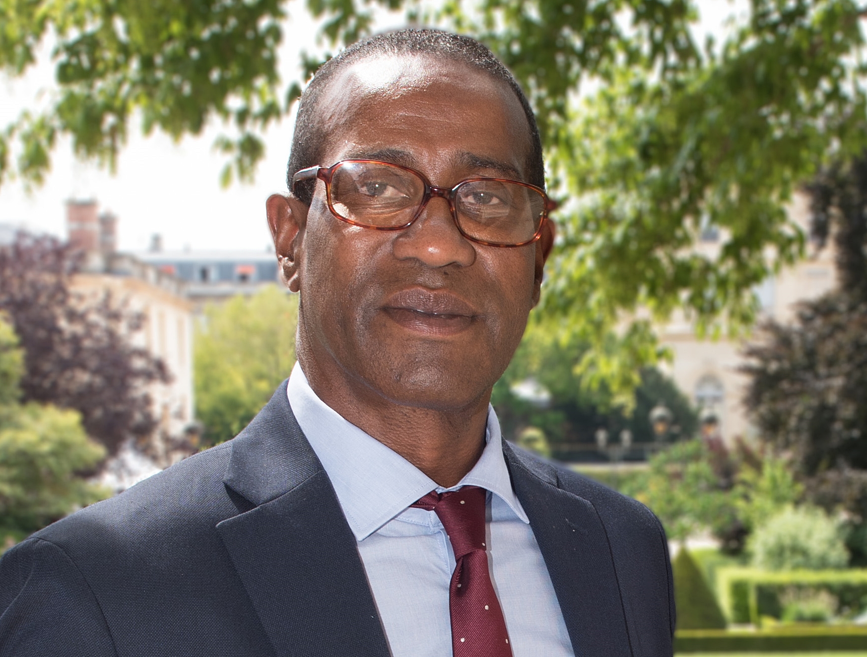 Max Mathiasin, dans le jardin des Quatre colonnes du palais Bourbon. /crédit Jean-Luc Hauser