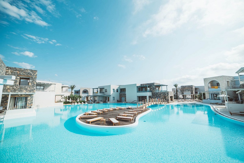 Le nouveau Club Eldorador Ostria Beach en Crète, dispose d'un accès direct à la plage. Bâti comme un petit village typique, il propose 5 piscines dont 2 chauffées et 1 espace aquatique avec toboggan pour les enfants - DR : Boomerang