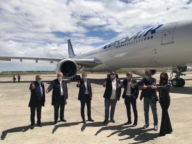 Pascal de Izaguirre à Toulouse au pied de l'A.330 Néo avec les actionnaires de la compagnie parmi lesquels C TERRASSOUX Y LEFEVRE D LESSUEUR H GIAOUI /crédit CH Pascal de Izaguirre à Toulouse au pied de l'A.330 Néo avec les actionnaires de la compagnie parmi lesquels C TERRASSOUX Y LEFEVRE D LESSUEUR H GIAOUI /crédit CH