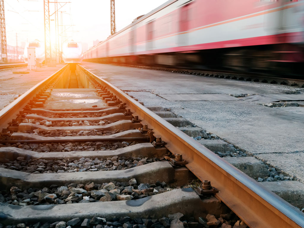 Le train a toujours bénéficié, malgré les accidents qu’il a provoqués à ses débuts, d’une excellente réputation. Il permettait des déplacements de masse à une humanité acculée à l’immobilité.  - Depositphotos.com gjp1991