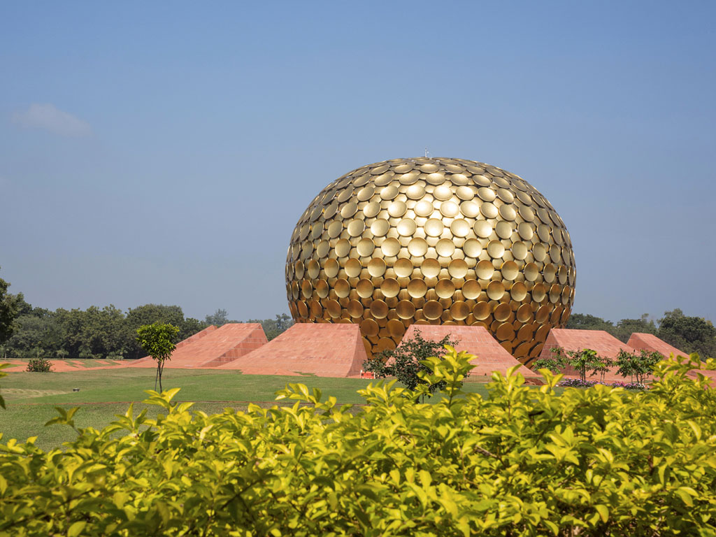 Le Matrimandir, situé au milieu de la ville, Auroville, Pondichéry, Tamil Nadu - Depositphotos.com RealityImages