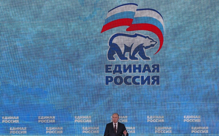 Vladimir Poutine lors d’un congrès de Russie unie en 2019. Le parti du pouvoir, qui domine largement la Douma, est devenu si impopulaire que le Kremlin est contraint de refonder le champ politique russe. Sergei Ilnitsky/Pool/AFP