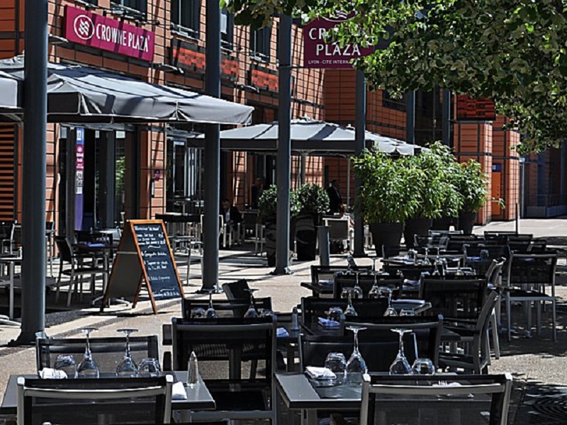 Terrasse du restaurant BRG, de l'hôtel Crowne Plaza Lyon - DR : Crowne Plaza Lyon Cité Internationale