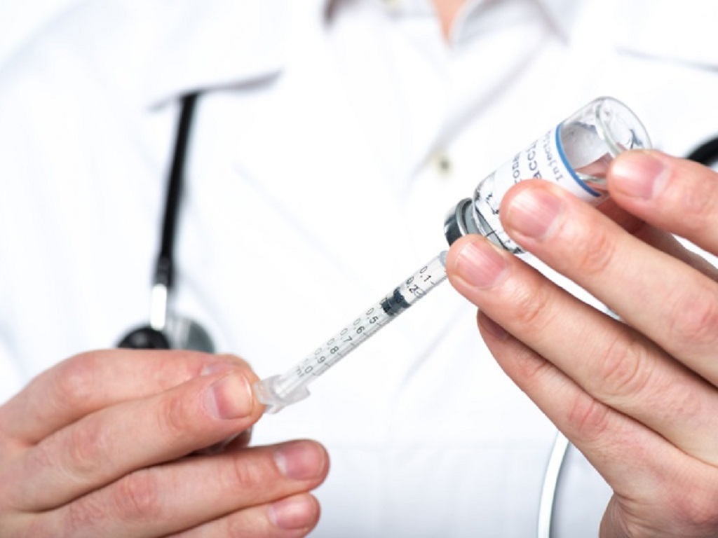 Olivier Véran vient d'annoncer que la 2e dose pourra être injectée "entre 21 et 49 jours après la 1ère injection" - Depositphotos @Ischukigor Olivier Véran vient d'annoncer que la 2e dose pourra être injectée "entre 21 et 49 jours après la 1ère injection" - Depositphotos @Ischukigor