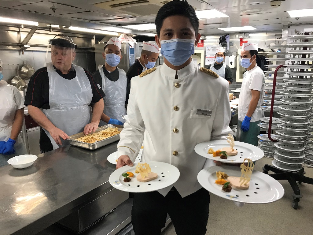 Le chef Richard Moll et sa brigade assurent côté gastronomie. Nous sommes en petit comité, c'est agréable !  - Photo JLR