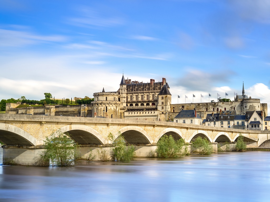 La forteresse des bords de Loire fut une résidence royale sous Charles VIII et François Ier. Lettrés et artistes y séjournèrent, à l’invitation de la Cour - DR : DepositPhotos.com, StevanZZ