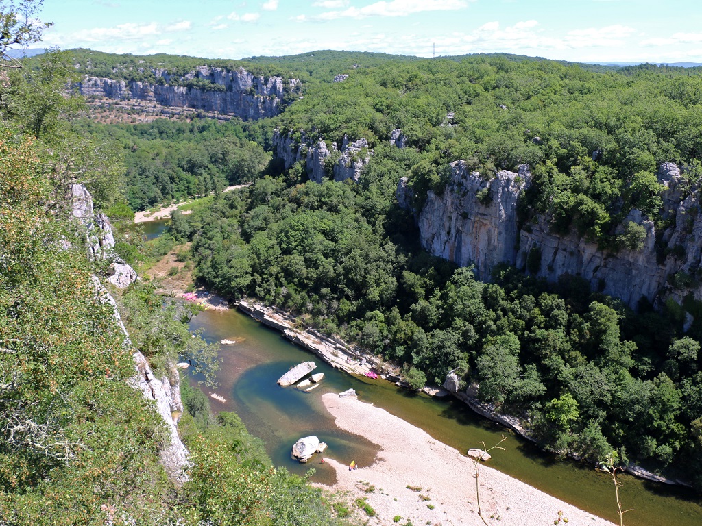 La rivière Chassezac est moins spectaculaire que l’Ardèche voisine, mais plus tranquille - DR : J.-F.R.