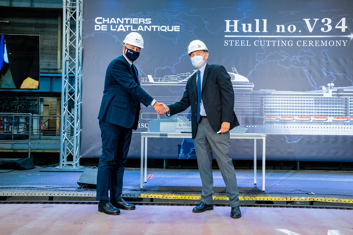 Comme le veut la tradition maritime, Pierfrancesco Vago, Président exécutif de MSC Croisières, s'est joint à Laurent Castaing, Directeur général des Chantiers de l'Atlantique, pour lancer la découpe de la première tôle - Photos © Ivan Sarfatti