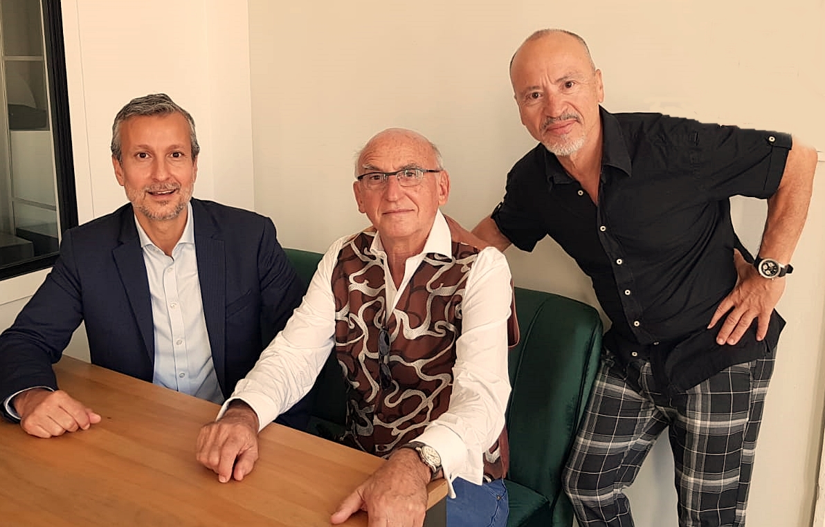 Hervé Bellaïche (gche) accueilli par Marc Thépot (centre) et Jean da Luz (dte) /photo dr