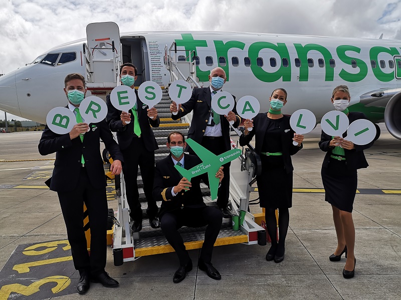 L'équipage s’est fait une joie d’accueillir les passagers bretons qui ont désormais la possibilité de découvrir Calvi et sa région - DR : Transavia