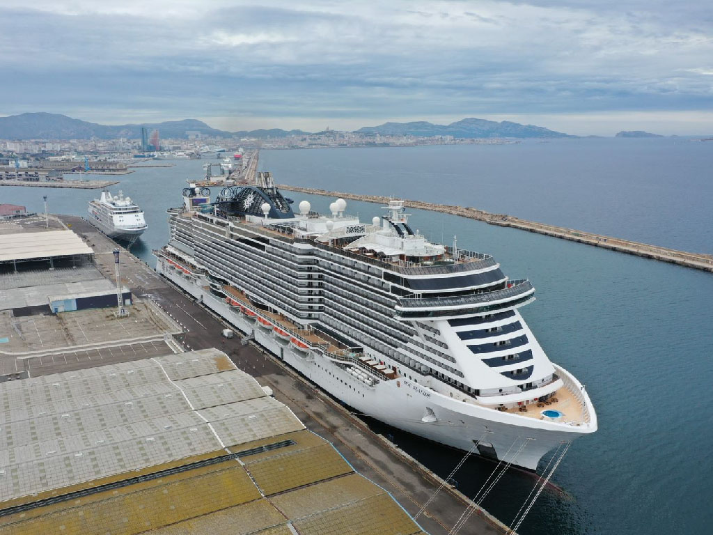Le MSC Seaside amarré au port de Marseille avant son départ vers la Sicile - Photo Cédric Denoyer Le MSC Seaside amarré au port de Marseille avant son départ vers la Sicile - Photo Cédric Denoyer