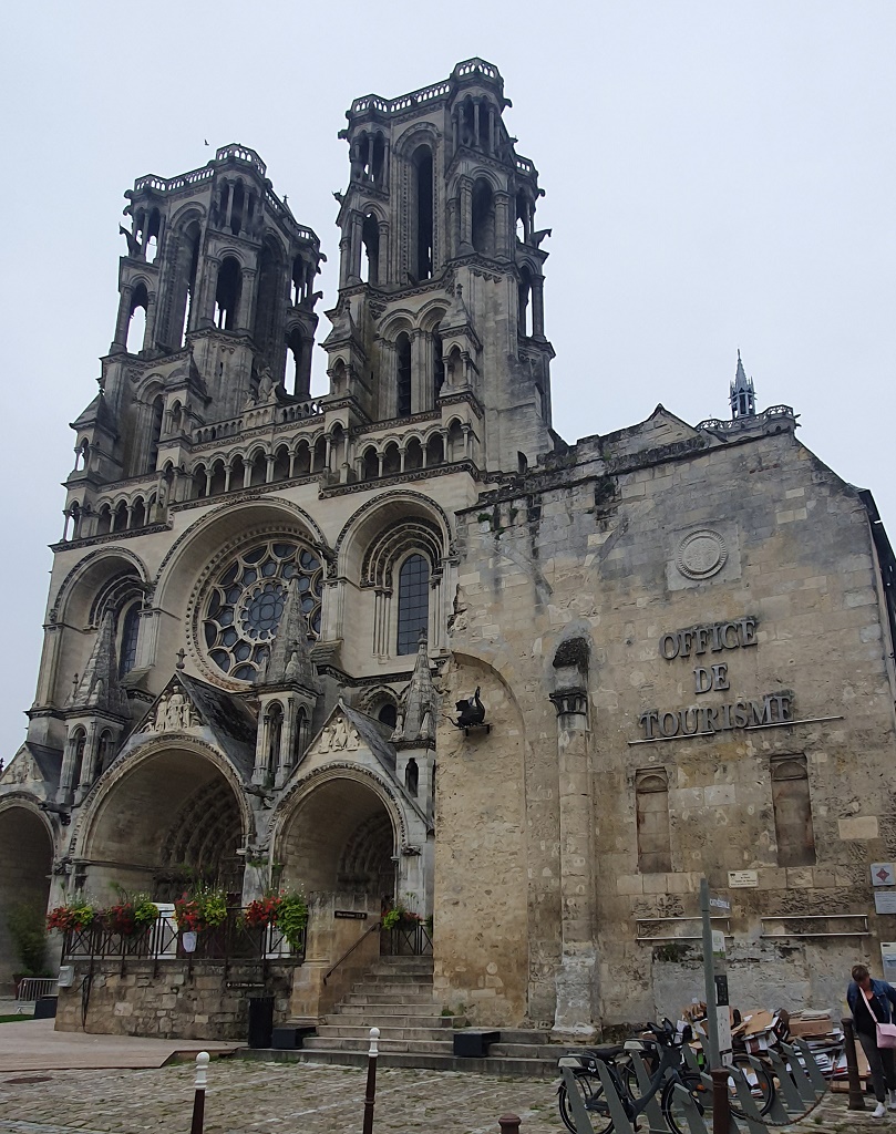 La cathédrale et l'Hôtel Dieu, actuel Office de tourisme, à droite de l'esplanade - DR : J.-P. C.