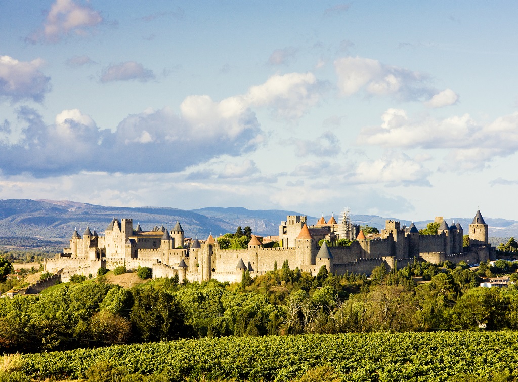 La ceinture de murailles de la Cité médiévale de Carcassonne surgit comme un immense décor de cinéma, sur fond de montagnes du Minervois - DR : DepositPhotos.com, phb.cz