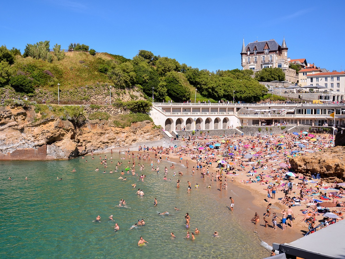 "Le tourisme de masse est aussi révélateur d'un mépris de classe. Autrefois seules les personnes fortunées faisaient du tourisme, en raison du prix élevé de l'activité, maintenant il est nettement plus accessible.   Si nous réservons l'activité à quelques happy few, alors il n'y aura plus de probème" selon Nicolas Martin, le DG de l'Office de Tourisme du Pays Basque - Crédit photo : Depositphotos @underworld1