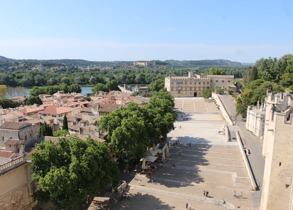 Depuis les toits du Palais des Papes,  la forêt de tuiles, les clochers du Vieil Avignon et la façade baroque de l’hôtel des Monnaies, la plus italienne de la cité - DR : J.-F.R.