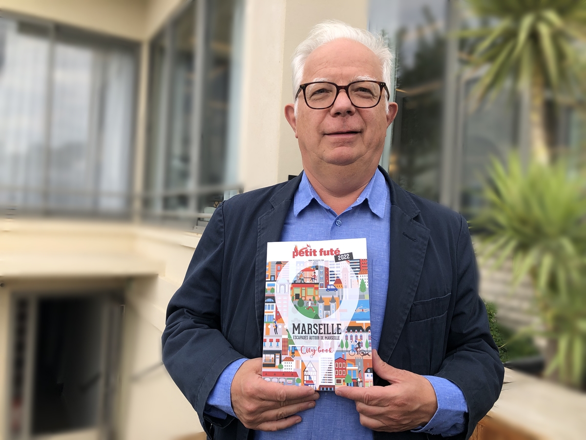 Jean-Paul Labourdette, co-fondateur des guides “Petit Fûté”, présente le nouveau “City book” baptisé “Escapades autour de Marseille” /photo JDL