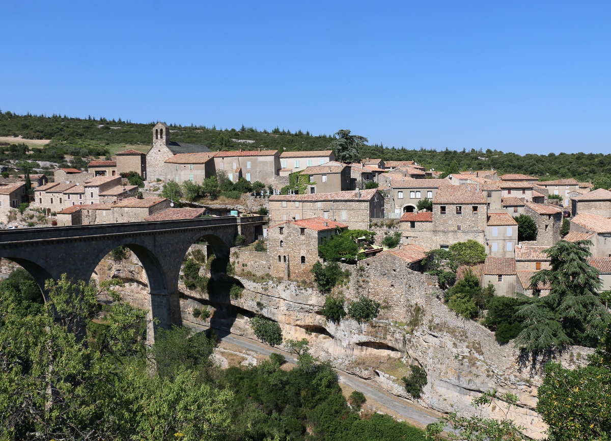 Minerve, au confluent des gorges de la Cesse et du Brian, déploie sur son éperon pentu des ruelles médiévales et une tour, vestige d’un antique château - DR : J.-F.R.