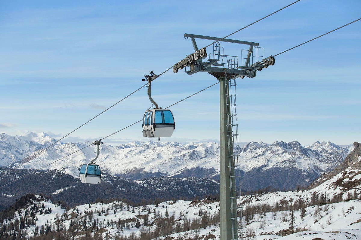 Quel sera le protocole sanitaire appliqué cet hiver dans les stations de ski en France, en Autriche, en Suisse ou en Italie ? Faudra t-il le passe sanitaire ? Depositphotos.com