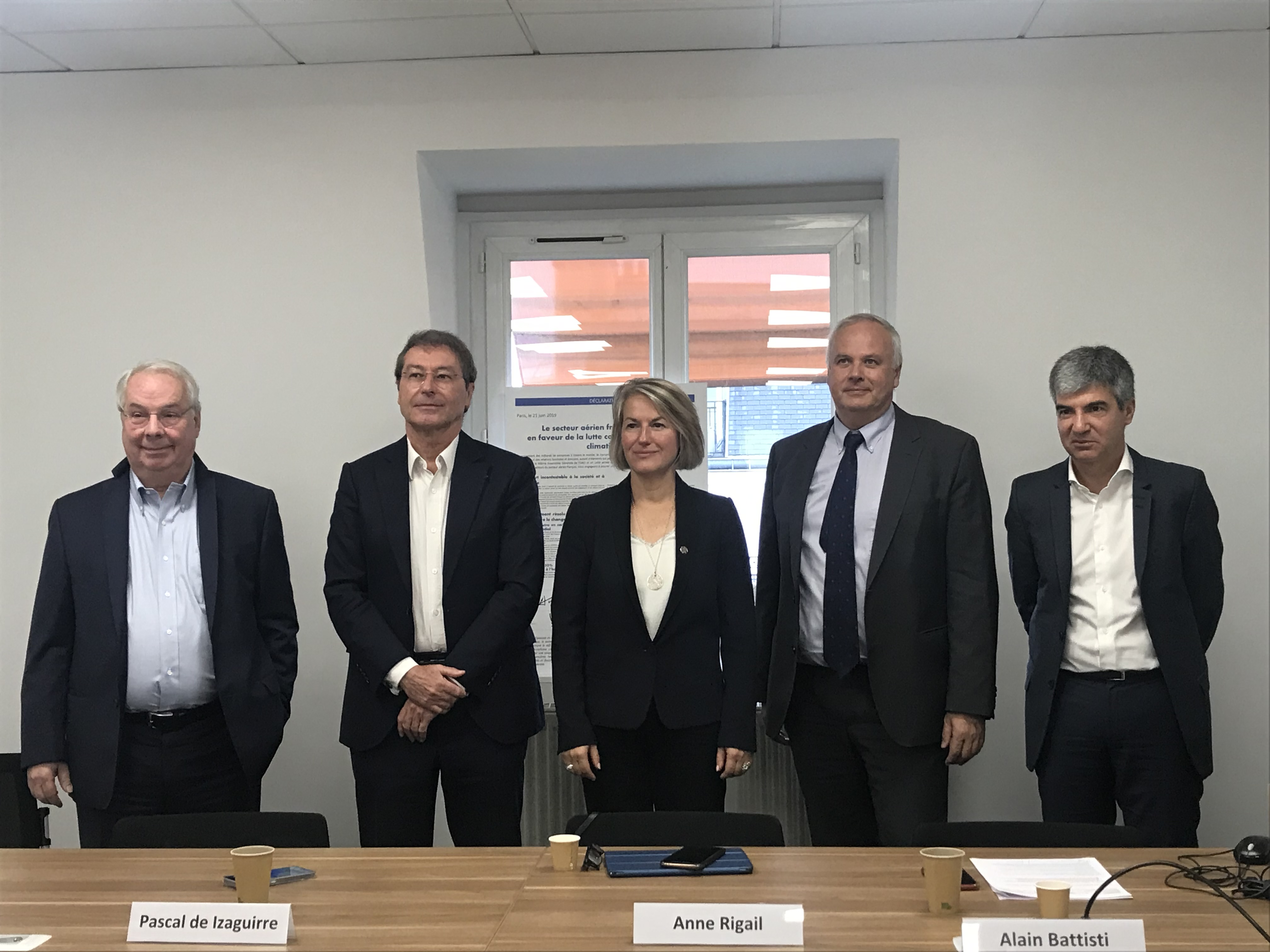 De gauche à droite : Marc Rochet, Directeur général Air Caraïbes - Pascal de Izaguirre, Président-directeur général Corsair International - Anne Rigail, Directrice générale Air France - Alain Battisti, Président de la FNAM - Laurent Timsit, Délégué Général de la FNAM. © Fnam