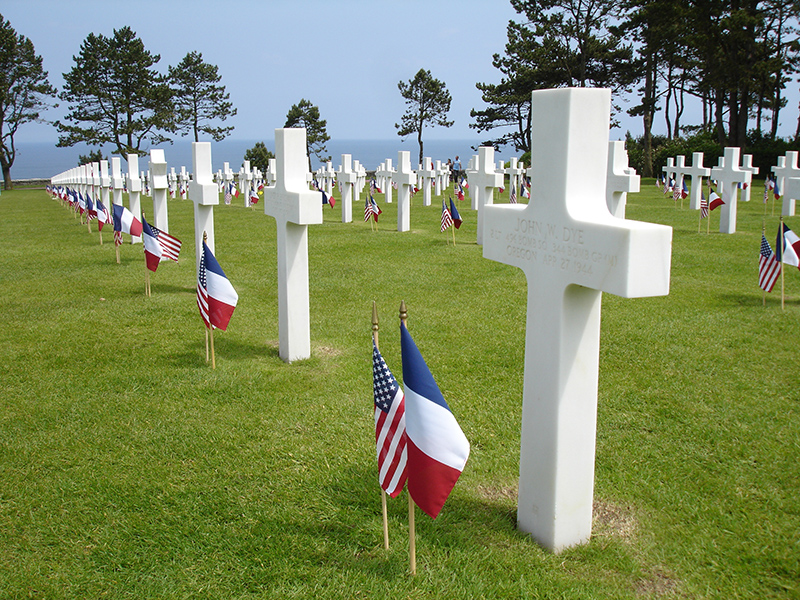 Il n'est pas rare de voir des visiteurs venir se recueillir sur la tombe d'un grand-père ou d'un arrière-grand-père - © david-bgn - Fotolia.com