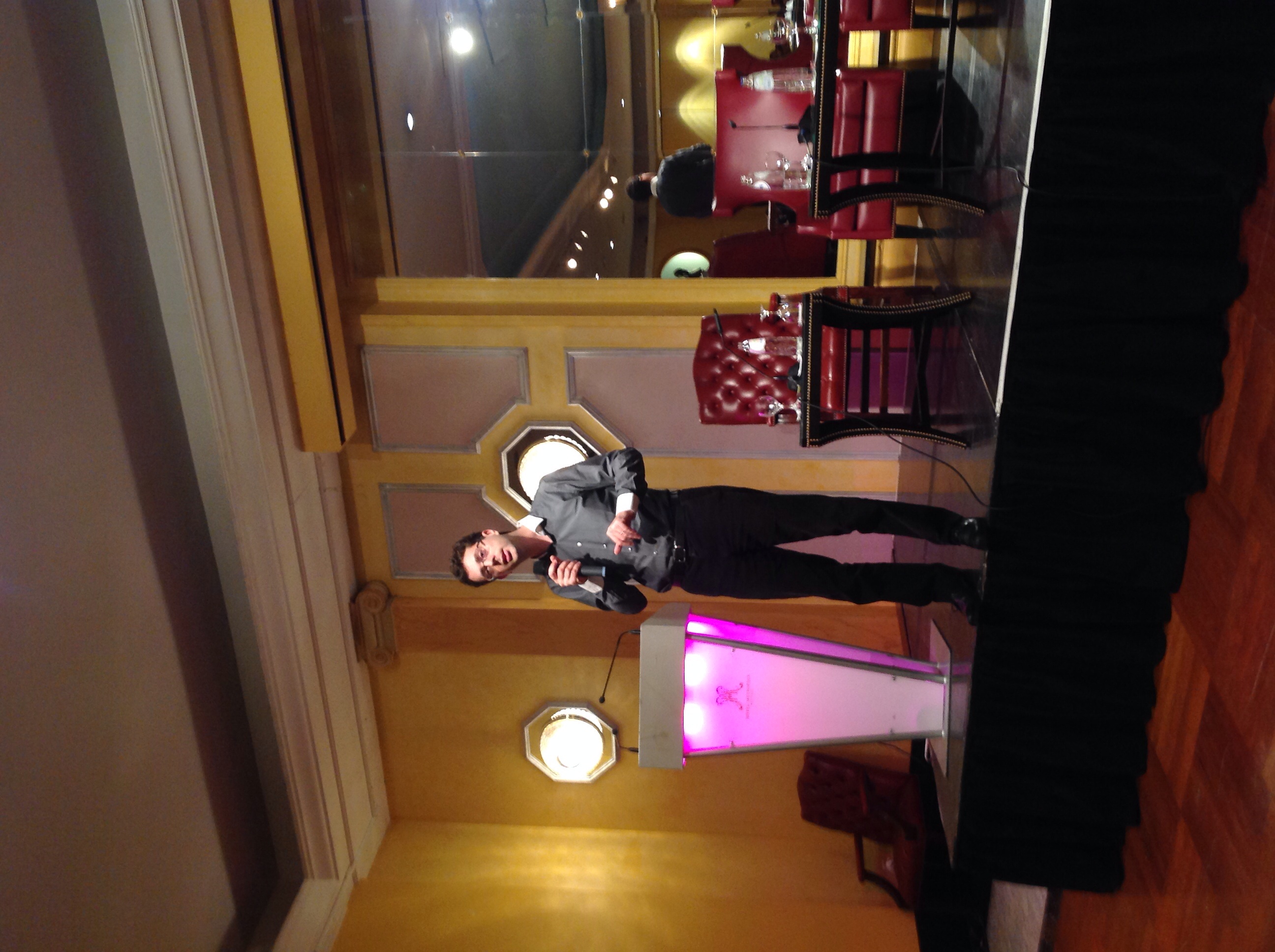 L'économiste Nicolas Bouzou va-t-il remonter le moral des participants ? L'économiste Nicolas Bouzou va-t-il remonter le moral des participants ?