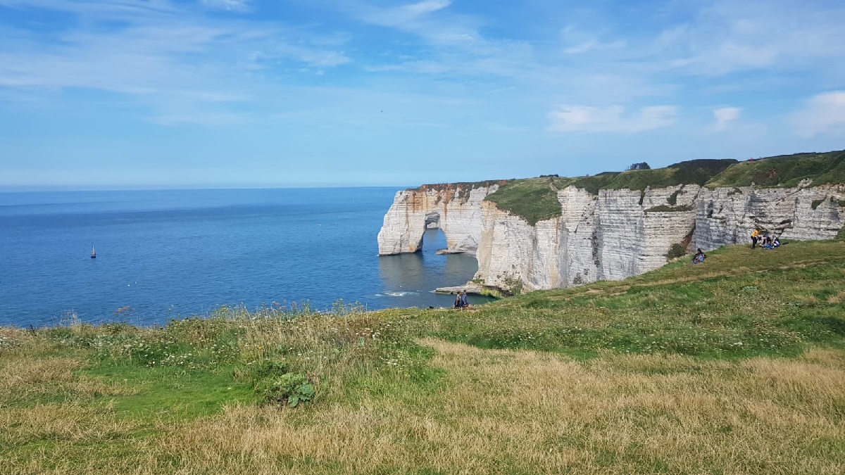 Vacances de la Toussaint en Normandie : la fréquentation des Français et particulièrement des Franciliens a été un socle solide du tourisme dans la région.  - Photo Etretat CE