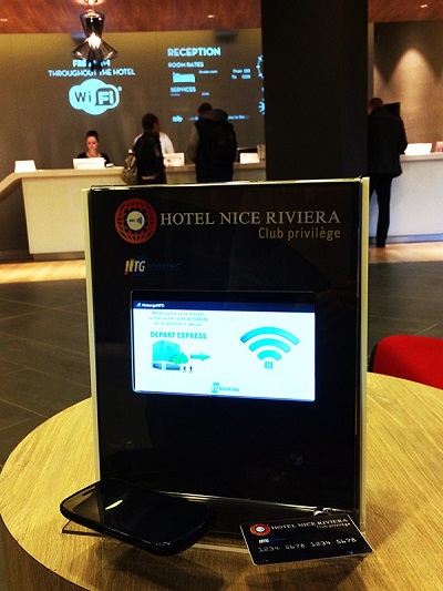 Netengo se revendique comme le seul moteur de recherche à utiliser cette technologie à destination des hôteliers, comme cette borne en situation à l'Hôtel Nice Riviera.